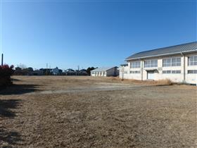 旧駛馬南小学校（運動場東から西側を撮影）