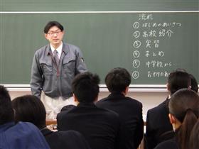 生徒たちに今日のめあてを説明をする北村先生