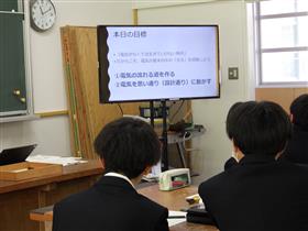 本日の目標を確認する生徒