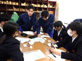 手順の説明をする高校生