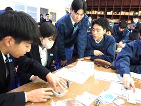 高校生の説明を聞いて作業する生徒