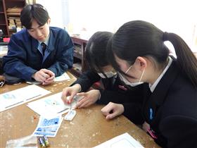 回路作りに挑戦する中学生