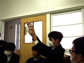 完成したことを報告する中学生