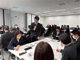 グループ協議したことをまとめて発表する参加者