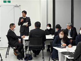 協議したことをまとめて発表する参加者