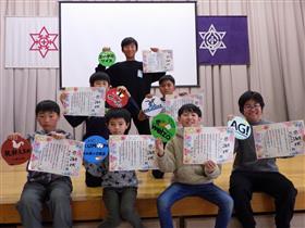 完成したプレートと賞状を手にした子どもたち