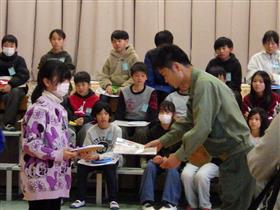 感謝の気持ちを込めて賞状を手渡す様子