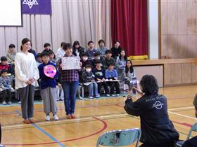 企業ごとに記念撮影をされる礒濵さん