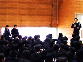 坂本さんと境さんを紹介する家永教諭