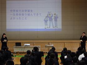 JCMの経験をどう生かせたか話をする二人の高校生