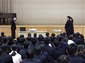 お礼の言葉を述べる宮原中学校の生徒