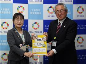 寄贈された教材本とともに記念撮影