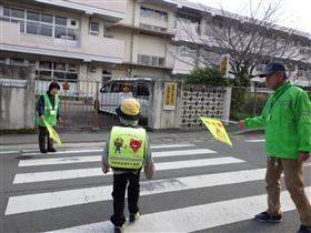 見守り隊の方に見守られ登校する児童