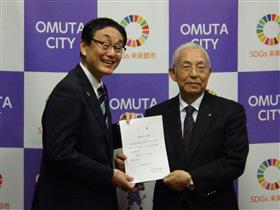 目録を受け取る市長