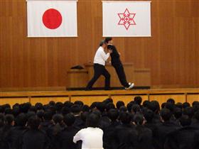 支え合いについて実演する様子