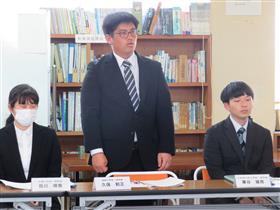 研究にかける思いをのべる研究員