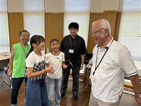 笑顔の子どもたちと受講生