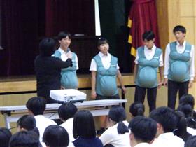 妊婦体験をする生徒