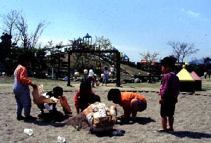 子どもが遊ぶ諏訪公園の写真