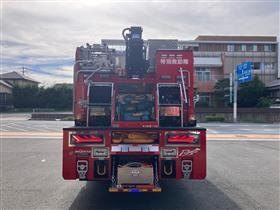 救助工作車　後方