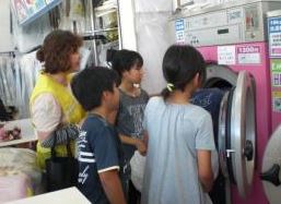 コインランドリーで洗濯している写真 コインランドリーで洗濯している写真