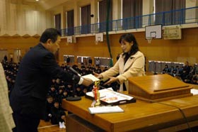 母親の直美さん、表彰式にて 母親の直美さん、表彰式にて