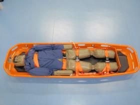 舟形担架に要救助者ダミーを収容した写真