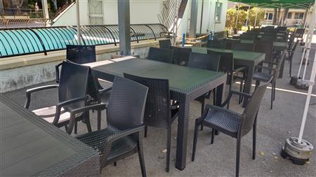 売店休憩所内のテーブル・椅子