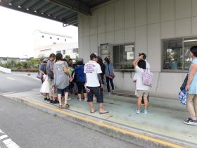 RDFセンター計量器で見学者全員の重さを量っている様子の写真 RDFセンター計量器で見学者全員の重さを量っている様子の写真