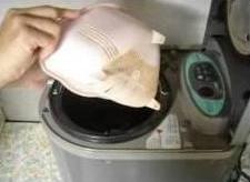 電動生ごみ処理機に生ごみを投入している写真 電動生ごみ処理機に生ごみを投入している写真