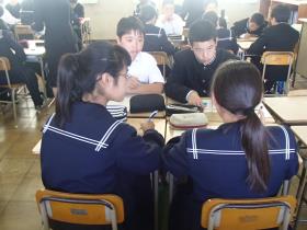 公開授業中の生徒たち