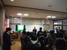 お礼の言葉を述べる児童