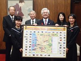 英語版ポスターをもって記念撮影 英語版ポスターをもって記念撮影