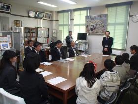 安田教育長に報告する羽山台小4年生代表の子どもたち