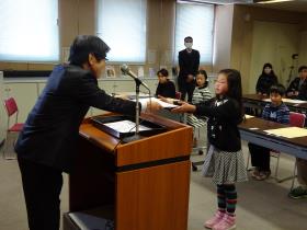 表彰状を受け取る優良賞受賞者1