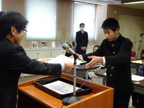 表彰状を受け取る優良賞受賞者2