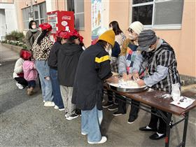 つきたての餅を丸める風景