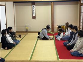 お菓子をどうぞ