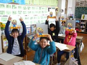 ジャー坊クリアファイルをもらって大喜びの大正小6年生3 ジャー坊クリアファイルをもらって大喜びの大正小6年生3