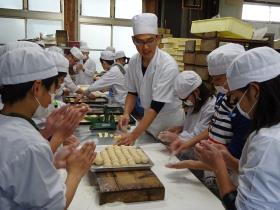 まんじゅうの作り方を教わる6年生