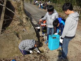 側溝の土を取り除く6年生児童1