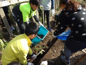 側溝の土を取り除く6年生児童2