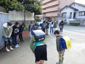 正門で挨拶する大牟田中央小の6年生