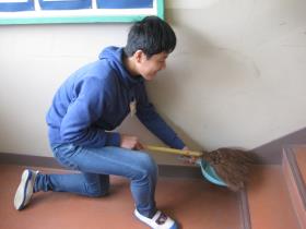 階段を掃除する吉野小の6年生1