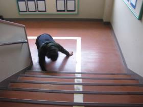 階段を掃除する吉野小の6年生2