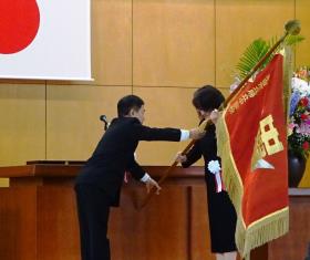 勝立中古賀校長から嶋田桂子教育委員へ校旗返納 勝立中古賀校長から嶋田桂子教育委員へ校旗返納