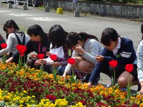 中尾市長と地域住民とともに花の手入れをする子どもたち2