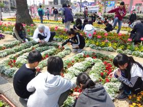 中尾市長と地域住民とともに花の手入れをする子どもたち