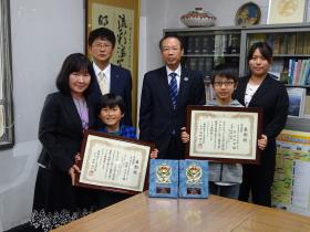 全国賞を受賞した中友小当時1年の杉野さんと5年の竹永さん