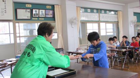 委嘱状をもらう子どもたち1 委嘱状をもらう子どもたち1
